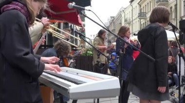 müzisyenler grup şarkı ve popüler müzik çalmak. 4k