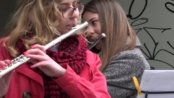 年轻的音乐家女人在老城区街上用长笛演奏.4K — 图库视频影像