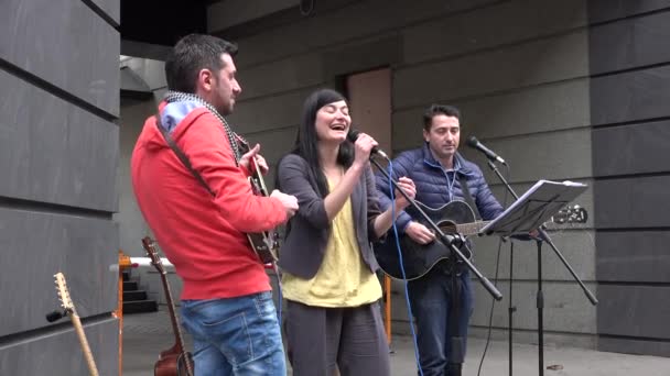 A vocalista italiana canta e a banda toca música. 4K — Vídeo de Stock