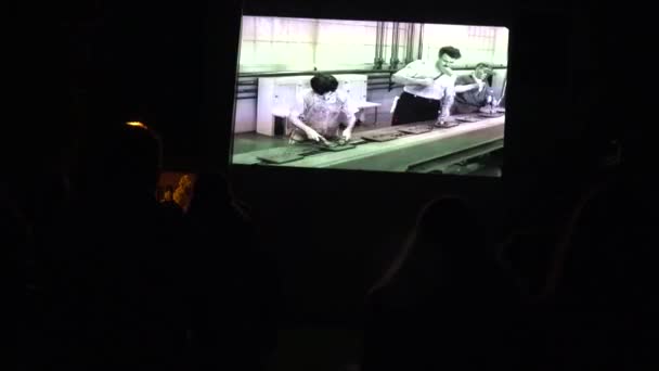 La gente ve cine al aire libre proyección película de comedia vintage. 4K — Vídeos de Stock