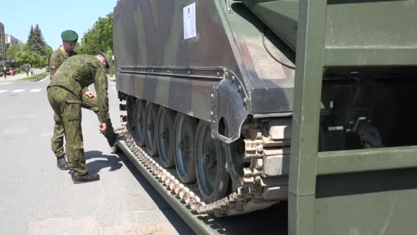 Katonai jármű könnyű tartály és a katonák. 4k — Stock videók