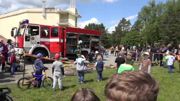 Children with family enjoy rescuer men performance in public park. 4K — Stock Video