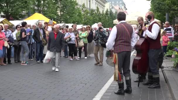 Burger mensen genieten van charismatische folklore band prestaties op straat. 4k — Stockvideo