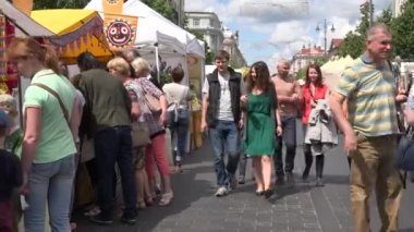 turistler açık hava fuarında sağlıklı ekolojik ürünlere göz kulak ol. 4k