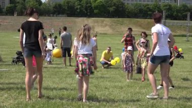 erkek ve kız grubu serbest olay dansçı talimatları ile dans. 4k