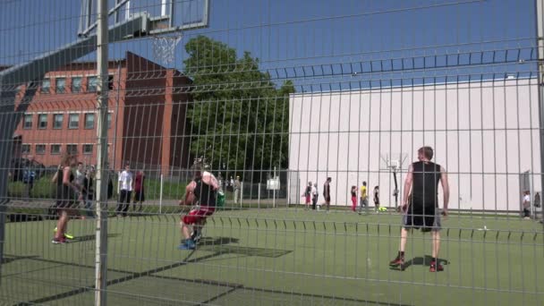 Equipe de basquete participar da competição de rua. 4K — Vídeo de Stock