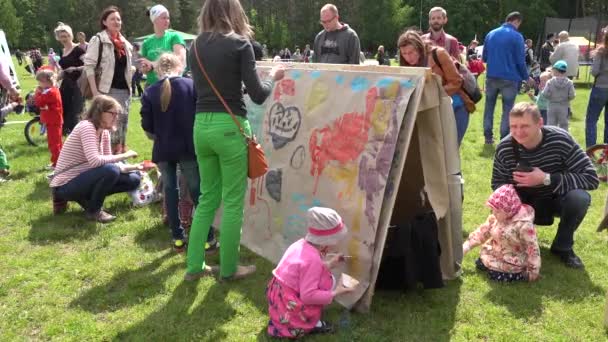 Los niños creativos dibujan obras de arte en eventos públicos. 4K — Vídeos de Stock