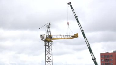 şehir yeni ev düz şantiye inşaat vinç seçimi . 4k