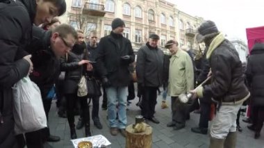 büyük çekiç ile demirci insanlar için hatıra parayapmak