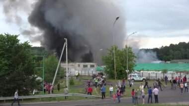 Yangın tazyiktopları duman ve polis yanan depoların etrafını sarıyor. 4k