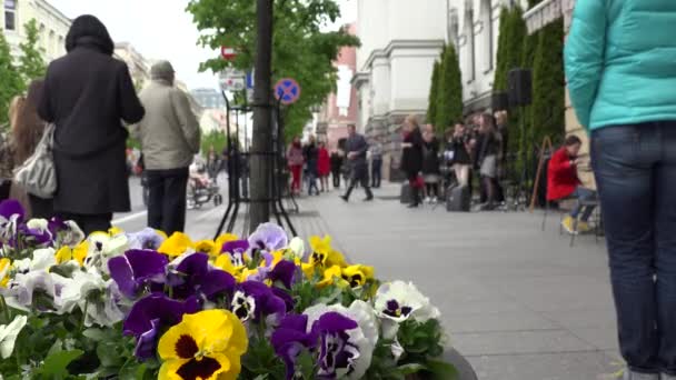 People enjoy musicians band play music and sing in public. 4K — Stock Video