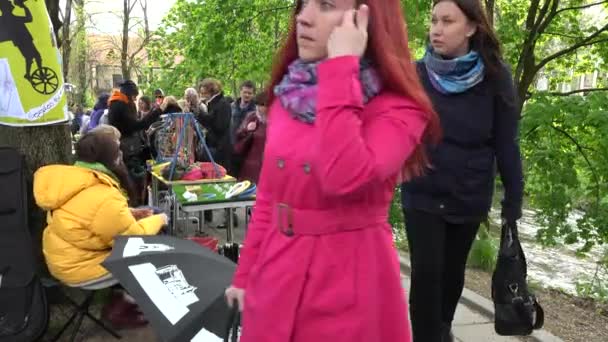 Las mujeres comerciantes venden accesorios en un mercado justo cerca del río. 4K — Vídeo de stock