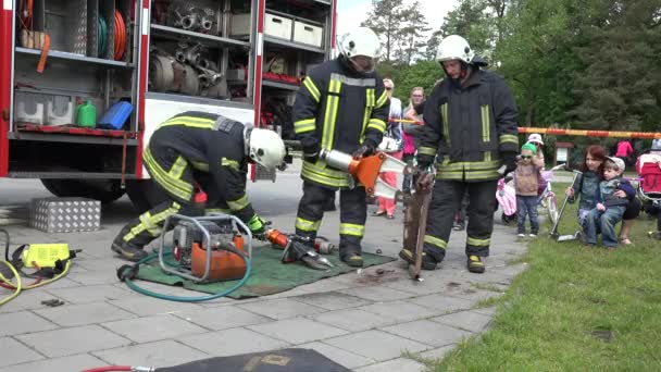 Strażaków ratownik wykazać sprzętu ratowniczego w pobliżu strażak pojazdu — Wideo stockowe