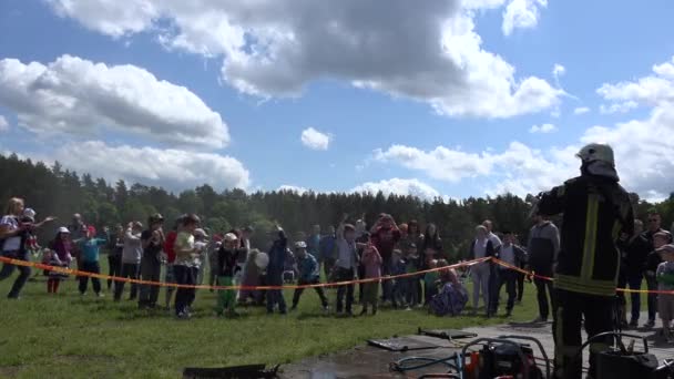 Bombero hacer cañón de agua para los niños en el parque al aire libre. 4K — Vídeos de Stock