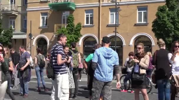 La gente soffia bolle di sapone in una massiccia parata internazionale. 4K — Video Stock
