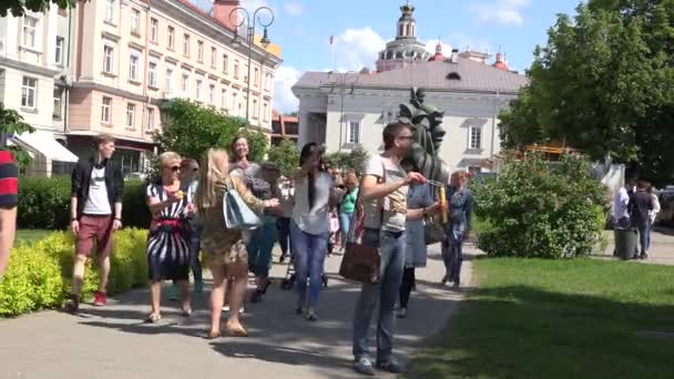 Människor leende och blåsa tvål bubblor och mars i Mass Parade. 4K — Stockvideo