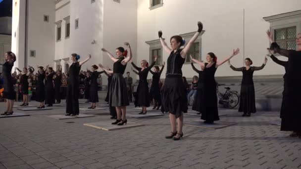 Mulher flamenco realizar dança com vestido preto na praça da cidade. 4K — Vídeo de Stock