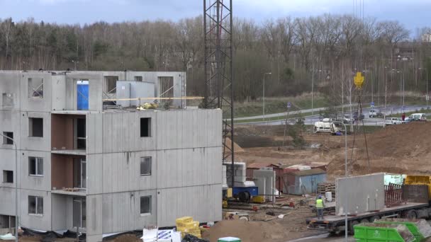 Jeřábový zvedací blok. Staveniště se nachází v budově bytových domů. 4k — Stock video