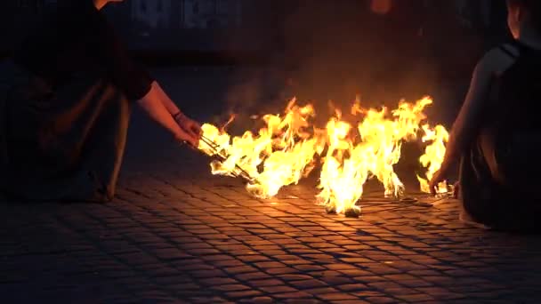 Desempenho dançarina mulher com ventiladores de fogo na rua. 4K — Vídeo de Stock