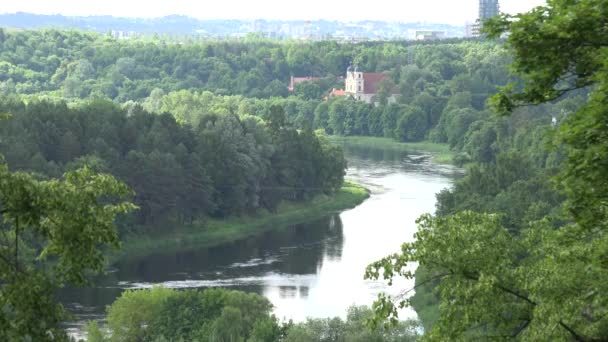 Edificios del monasterio y río Neris que fluyen entre el bosque. 4K — Vídeo de stock