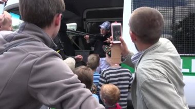 Polis shotgun gösteri çocuklar için. 4k