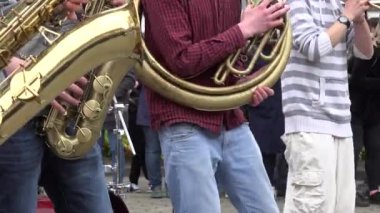 müzisyen erkek Rüzgar aletleri ve insanlar izleyici ile oynamak. 4k