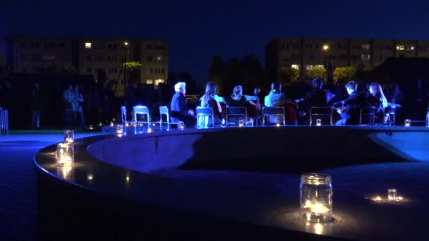 Giovani musicisti banda cantare canzoni di poesia di notte. 4K — Video Stock