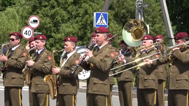 Soldados de orquesta del ejército tocan varios instrumentos. 4K — Vídeos de Stock