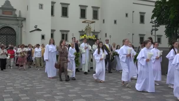 Acólito con incienso, las niñas llevan iconos religiosos en procesión. 4K — Vídeos de Stock