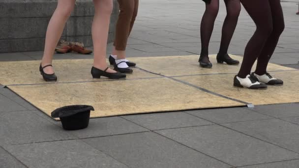 Synchrone jonge vrouwen tapdansen in outdoor straat evenement. 4k — Stockvideo