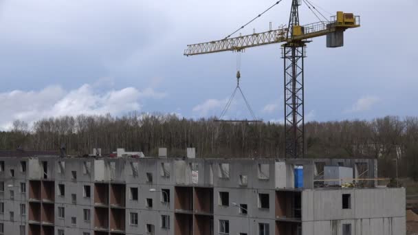 Bloc de levage de grue sur fond de ciel nuageux. 4K — Video