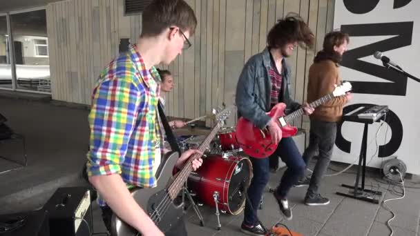 Grupo de boy rock selvagem jogar para os espectadores no dia da música de rua. 4K — Vídeo de Stock