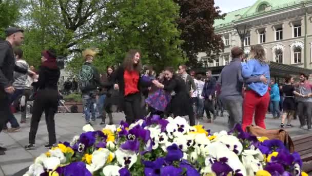 Mutlu genç insanlar çift lindy hop şehir sokak dans. 4k — Stok video