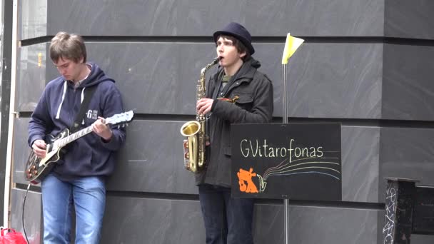 Duo of street musicians with guitar and saxophone. 4K — Stock Video