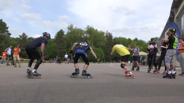 Skater homem começar a participar da competição. 4K — Vídeo de Stock