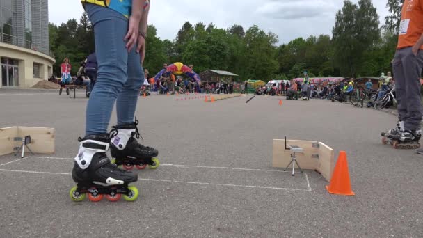 Figurowa rolki dziewczyna w konkurencji slalom spin onewheel. 4k — Wideo stockowe