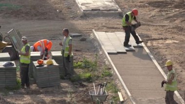 İşçiler takımız kaldırım döşemesi yeni düz ev yakınındaki Döşe. 4k