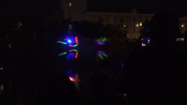 nehir kıyısında pitoresk lazer performans geceleri. 4k