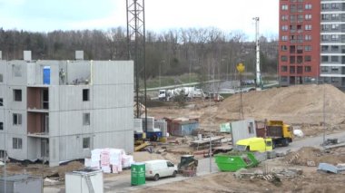 İşçiler erkek ve modern makina inşaat site içinde çalışan. 4k