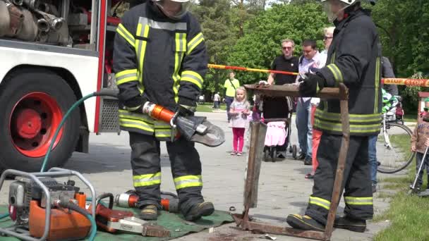 Bombero demostrar equipo de rescate cerca de camión de bomberos. 4K — Vídeos de Stock