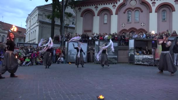 Artistieke groep prestaties met brandende vuur fakkels. 4k — Stockvideo