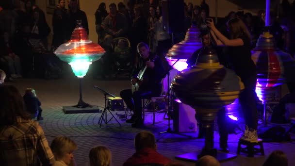 Band spelen gitaar en vrouw spin grote zweefmolen in park avond. 4k — Stockvideo