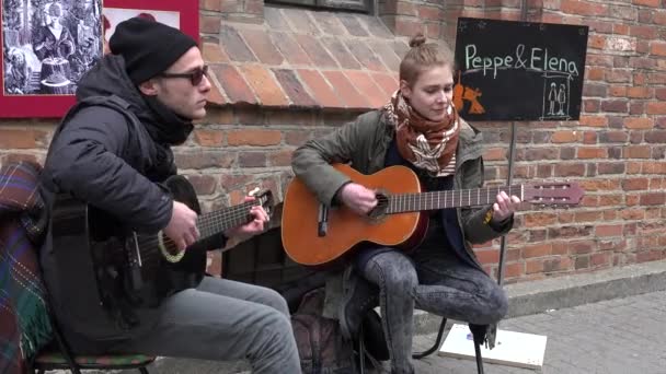 Cute musicians play music sing and tourists in old town. 4K — Stock Video