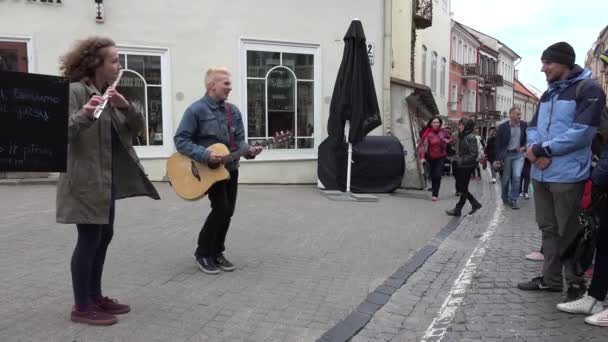 Linda pareja de músicos tocar la guitarra, flauta y cantar al aire libre. 4K — Vídeo de stock