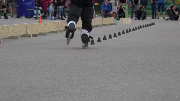 Närbild på sportsman ride onefoot roller skate runt koner. 4k — Stockvideo