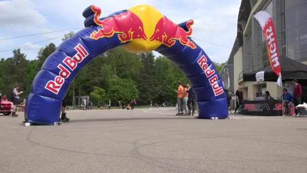 Amatérský roller skater dívku dokončit v rychlobruslení. 4k — Stock video