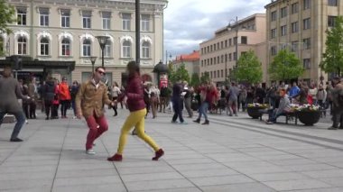 Genç çiftler halinde lindy hop açık sokakta dans. 4k