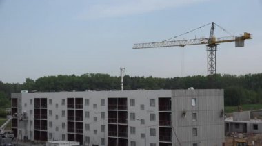 inşaatçılar erkek ev duvara dikiş ** izole etmek ve yük vinç. 4k