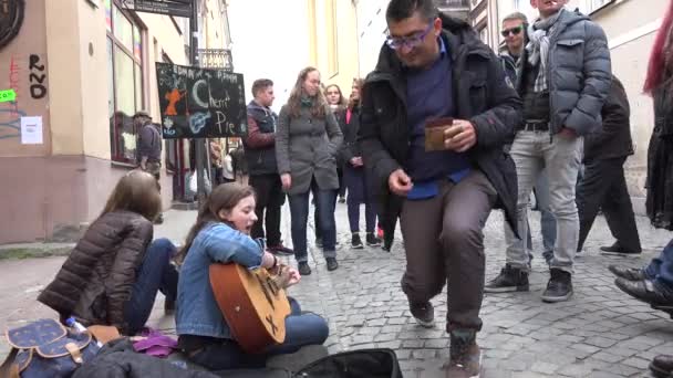 Coins in guitar case and young women perform. walk people. 4K — Stock Video