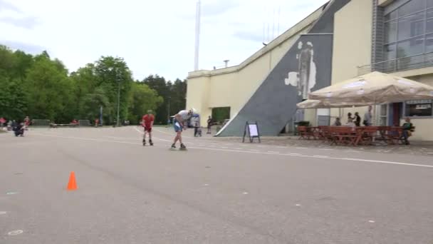 Skater man voltooien deelnemen aan concurrentie. 4k — Stockvideo